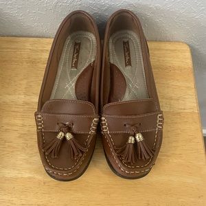Thomas McAn women’s leather loafers, size 6.5 wide width